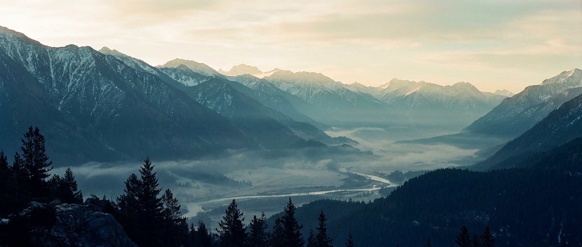 Stimmungsvolles Alpental im Morgenlicht – Blog Schritte zur Mitte