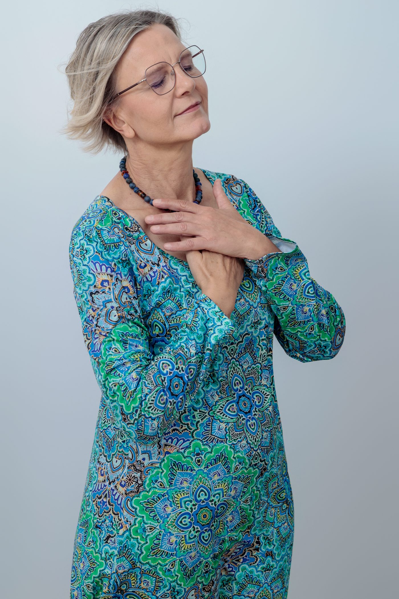 Seelenzentriertes Traumcoaching – Regula Lieberherr, Hand auf dem Herzen